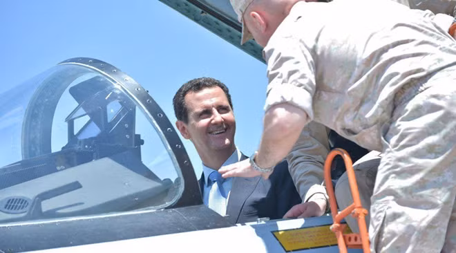 Tổng thống Syria Bashar Al-Assad thị sát Su-35 của Nga. Ảnh: RT