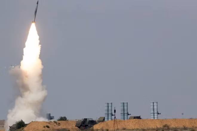 Tên lửa S-400 khai hoả. Ảnh: TASS