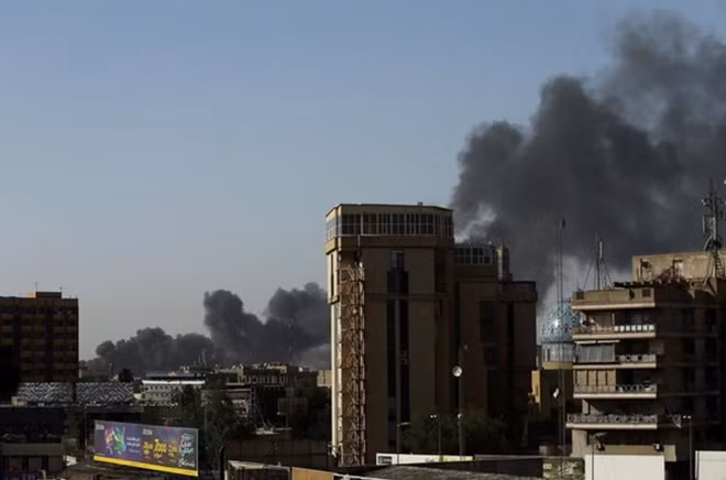 Khói bốc lên từ nhà kho chứa phiếu bầu tại thủ đô Baghdad. Ảnh: Reuters