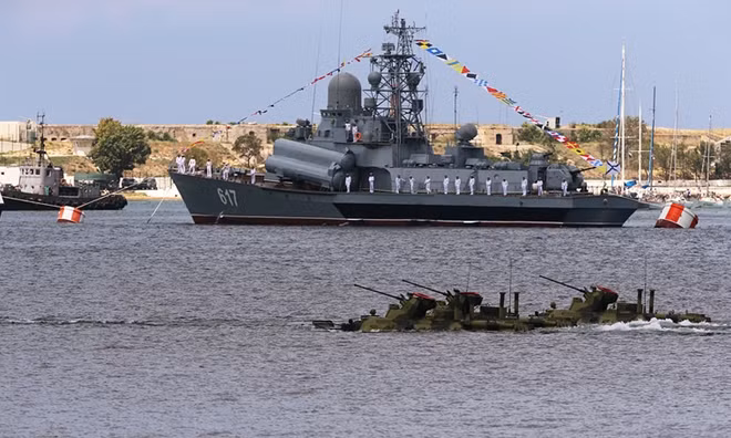Tàu Mirazh được trang bị tên lửa cùng thủy thủ đoàn diễn tập tại Sevastopol. Mirazh được xếp vào loại tàu tuần tiễu cao tốc loại nhỏ thuộc đề án 1234.1. Tàu có trọng lượng nhẹ, tốc độ cao (50 hải lý/giờ), hoạt động linh hoạt và sở hữu những vũ khí đáng gờm so với kích cỡ của nó.