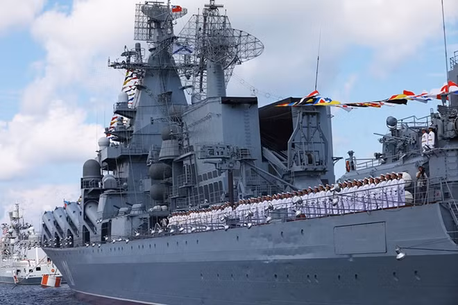 Tại riêng thành phố St. Petersburg, khoảng 50 tàu chiến và 40 phi cơ cùng loạt trực thăng hải quân hiện đại sẽ duyệt binh qua cửa sông Neva và vịnh Phần Lan. Trong ảnh là quân nhân Nga trên tàu tuần dương mang tên Moscow.