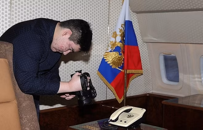 Arslan Kaipkulov chăm chú ghi lại những hình ảnh trên chuyên cơ Il-96-300 của ông Putin. Ảnh: TASS