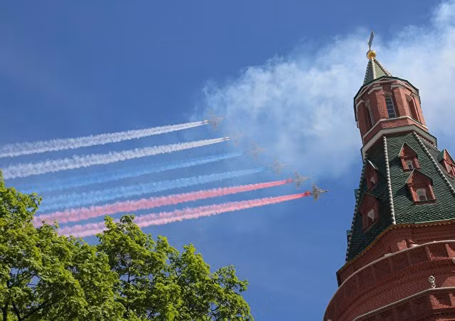 6 máy bay Su-25 tô màu bầu trời Moscow bằng 3 gam màu quốc kỳ Nga.