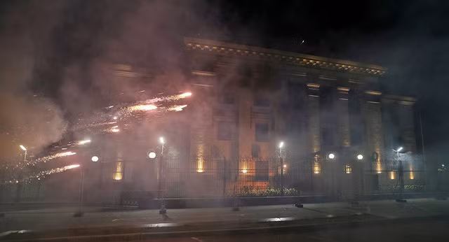 Pháo sáng được bắn vào khuôn viên Đại sứ quán Nga ở Kiev. Ảnh: RT