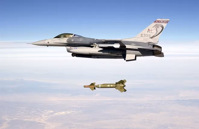 Khoảnh khắc một máy bay F-16 thả bom xuống mục tiêu. Ảnh: ITN