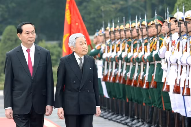 Chủ tịch nước Trần Đại Quang và Nhật hoàng Akihito duyệt đội danh dự tại lễ đón chính thức ở Phủ Chủ tịch.