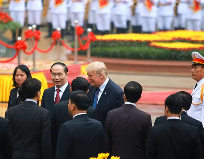Chủ tịch nước Trần Đại Quang giới thiệu các quan chức cấp cao của Việt Nam cho Tổng thống Mỹ Donald Trump trong lễ đón chính thức dành cho nhà lãnh đạo Mỹ ở Hà Nội tháng 11-2017.