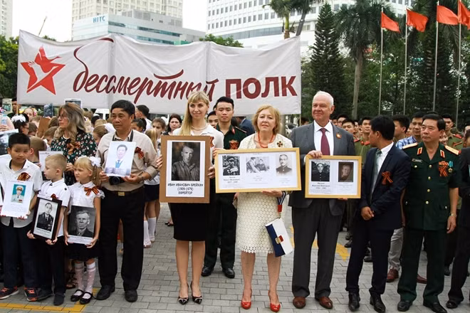 Lễ tưởng niệm “Binh đoàn Bất tử” và cuộc diễu hành “Trung đoàn Bất tử” được tổ chức để chứng tỏ rằng, thế hệ ngày nay vẫn nhớ và biết ơn chiến công của các bậc anh hùng trước đây của các nước thuộc Liên Xô cũ và Việt Nam.