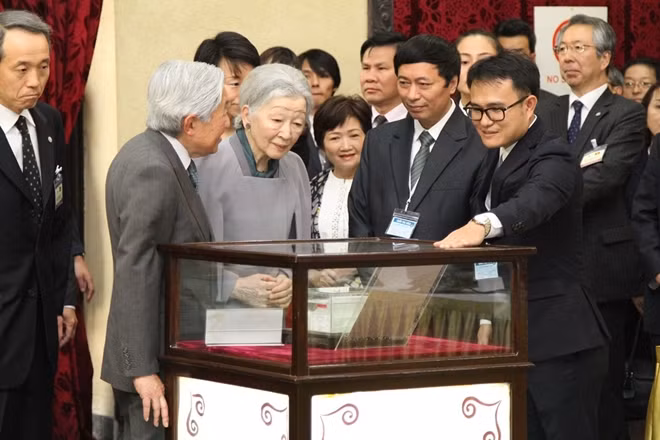 Nhật hoàng Akihito và Hoàng hậu xem lại mẫu cá Bống trắng do chính ngài gửi tặng vào năm 1976.