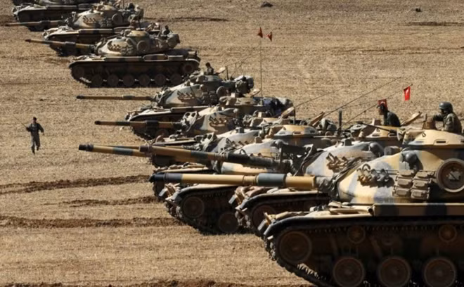 Xe tăng Thổ Nhĩ Kỳ gần biên giới Syria. Ảnh: ITN