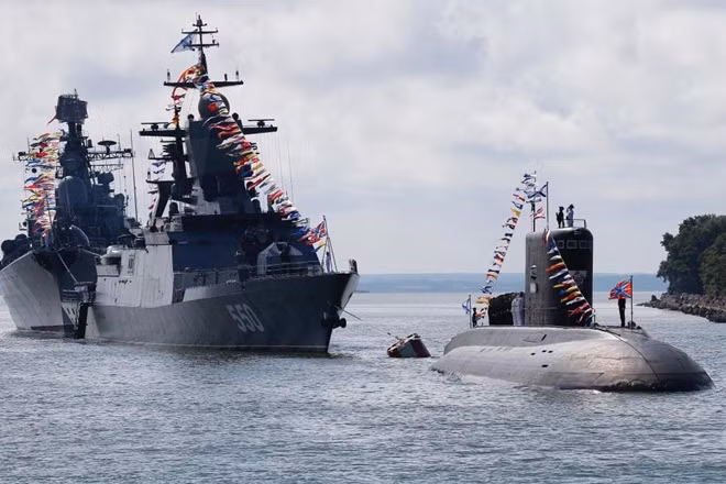 Tàu chiến và tàu ngầm thuộc Hạm đội Baltic của Nga. Ảnh: RT