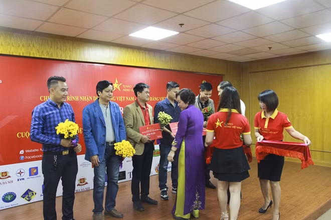 Đại diện Ban tổ chức trao thưởng cho các tác giả đạt giải.