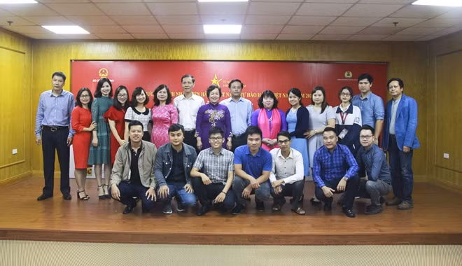 Đại diện Ban tổ chức cùng các tác giả đạt giải.