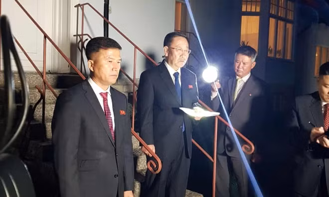 Ông Kim Myong-gil (giữa) trả lời báo chí sau cuộc đàm phán với Mỹ ở Stockholm. Ảnh: Guardian