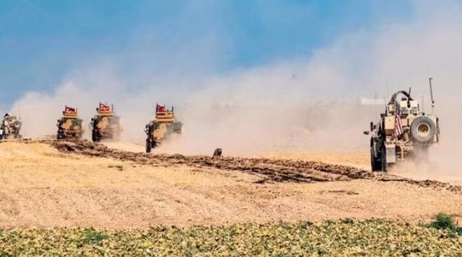 Thiết giáp của Thổ Nhĩ Kỳ gần biên giới Syria. Ảnh: Getty