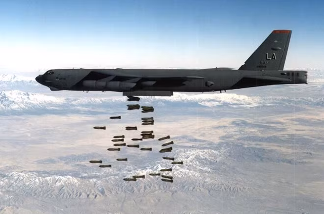 Oanh tạc cơ của Mỹ trong một vụ không kích. Ảnh: USAF