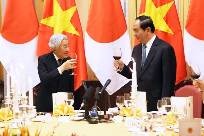 Chủ tịch nước Trần Đại Quang (phải) và Nhật hoàng Akihito nâng ly trong Quốc yến.
