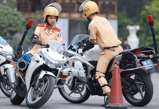 Học viên cảnh sát biểu diễn kỹ thuật lái xe mô tô phân khối lớn. Trong ảnh là Phạm Hồng Thủy (22 tuổi)- nữ sinh năm 3 Học viện CSND và cũng là thành viên xuất sắc của câu lạc bộ mô tô tại Học viện.