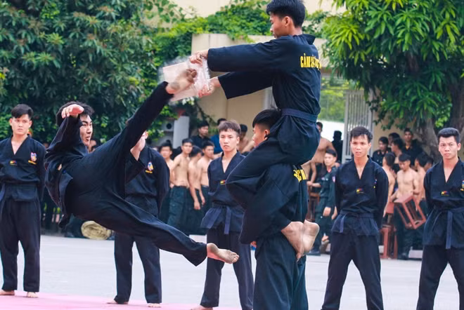 Để có những màn biểu diễn này, các học viên phải dày công luyện tập trong thời gian dài bất chấp thời điểm, thời tiết và có tinh thần thép.