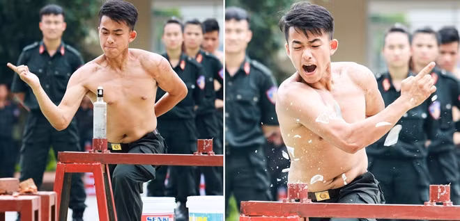 Chiến sĩ cảnh sát đặc nhiệm trẻ dùng lực ngón tay chặt đứt chai thủy tinh.