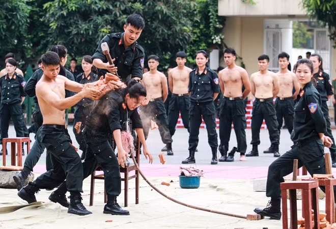Yết hầu là vùng yếu nhất của cơ thể, nhưng qua luyện tập, nữ chiến sĩ đặc nhiệm có thể đẩy cây thương sắc nhọn và chịu sức công phá.