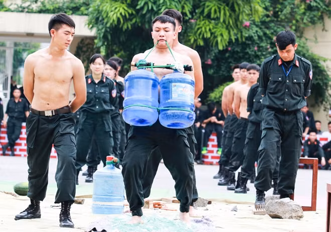 Dùng răng nâng vật nặng đạp chân trên thủy tinh.