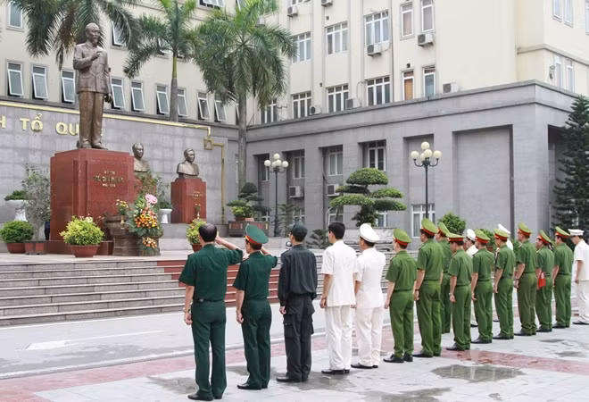 Lãnh đạo Học viện CSND dâng hương, dâng hoa tưởng niệm Chủ tịch Hồ Chí Minh trước khi bắt đầu buổi lễ kỷ niệm 49 năm Ngày truyền thống (15-5-1968 - 15-5-2017) và 10 năm thành lập Khoa Cảnh sát vũ trang (30-5-2007 - 30-5-2017).