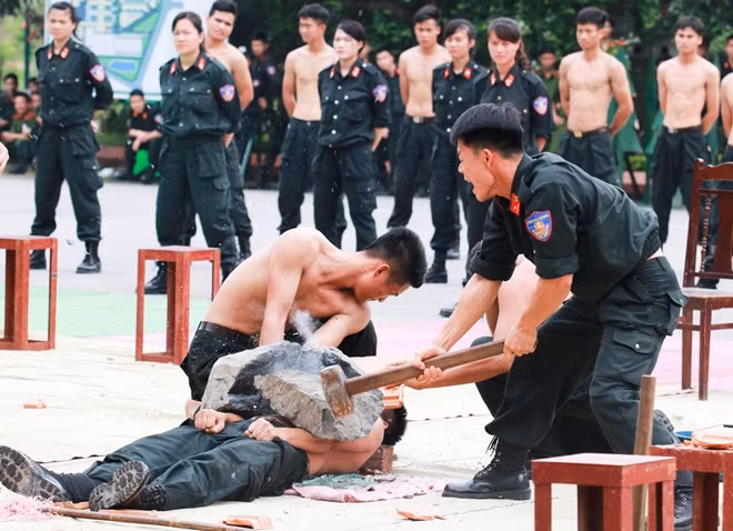 Một màn diễn tập khí công nội phá, nằm trên mảnh thủy tinh chịu công phá.
