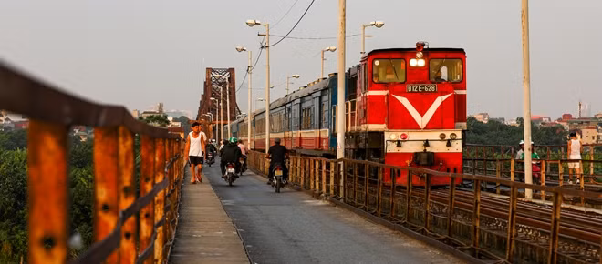 2018: Một góc cầu Long Biên bình yên trong buổi sáng sớm. Người đi bộ cùng dòng xe thong thả di chuyển qua những nơi từng ghi dấu chân các binh sĩ Pháp cuối cùng lủi thủi rời khỏi Hà Nội cách đây 64 năm.