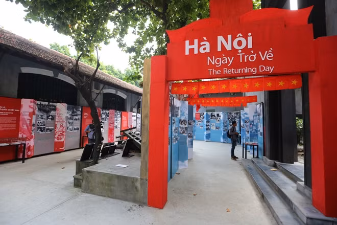 Những hình ảnh này được trưng bày tại triển lãm “Hà Nội - Ngày trở về”, do Sở Văn hóa Thể thao tổ chức trong khuôn viên Di tích lịch sử Nhà tù Hỏa Lò, Hà Nội.