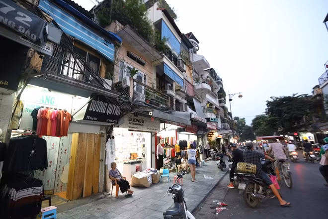 2018: Phố Hàng Đào vẫn còn nguyên những nét kiến trúc như cách đây 64 năm, song đã trở thành một khu vực buôn bán sầm uất bậc nhất Thủ đô.