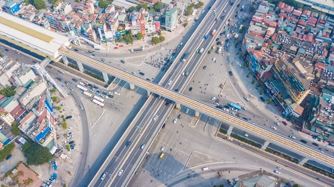 Ngã tư Nguyễn Trãi - Khuất Duy Tiến đan xen đường mặt đất thông thường, hầm chui, đường cao tốc trên cao và đường sắt đô thị ở 4 tầng riêng biệt, tạo thành nút giao bề thế, hiện đại bậc nhất ở thủ đô Hà Nội.