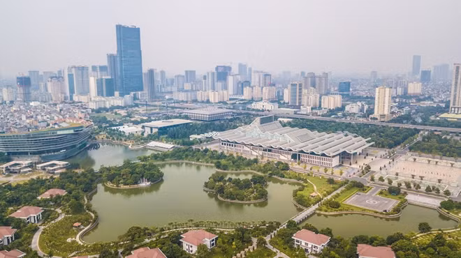 Trung tâm Hội nghị Quốc gia nhìn từ trên cao. Ðược khởi công từ tháng 11-2004 và hoàn thành vào tháng 11-2006, Trung tâm Hội nghị Quốc gia, một trong những toà nhà đa năng hiện đại, thường được lựa chọn là nơi tổ chức các đại hội và hội nghị lớn của Ðảng, Nhà nước, các tổ chức lớn trong và ngoài nước.