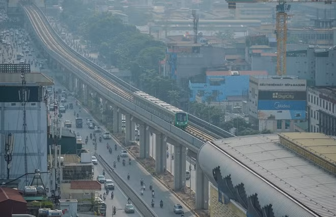 Đường sắt trên cao Cát Linh - Hà Đông dài 13 km, điểm đầu tại ga Cát Linh, điểm cuối tại ga Yên Nghĩa (Hà Đông). Dự án có 13 đoàn tàu, mỗi đoàn 4 toa dài khoảng 80m, có sức chứa lên đến 1.000 người. Tàu có thiết kế vận tốc 80km/h, song sẽ được vận hành ở tốc độ nhỏ hơn, khoảng 30km/h.