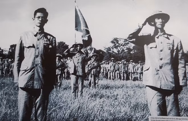 Ngay chiều 10-10-1954, một lễ chào cờ xúc động và thiêng liêng đã diễn ra. Lá cờ chiến thắng của Tổ quốc tung bay trên đỉnh Cột cờ. Trời thu Hà Nội xanh ngắt, điểm một sắc cờ đỏ thắm tựa bông hoa. Đứng chủ lễ chào cờ là tướng Vương Thừa Vũ và bác sĩ Trần Duy Hưng. Đoàn quân nhạc do nhạc trưởng Đinh Ngọc Liên chỉ huy. Mọi người kính cẩn nhìn lên lá quốc kỳ đang tung bay trên đỉnh Cột cờ cao ngất.