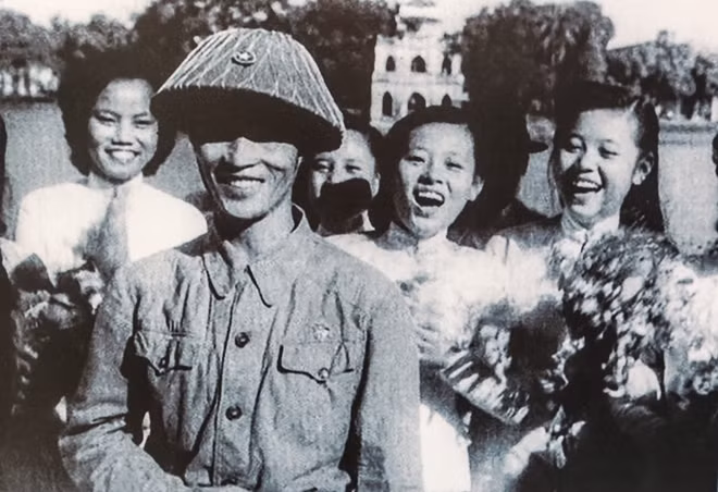 Ngày Giải phóng Thủ đô 10-10-1954 không chỉ ghi dấu một chặng đường phát triển của Thủ đô Hà Nội, mà còn là mốc son chói lọi trong lịch sử dựng nước và giữ nước của dân tộc Việt Nam. Trong ảnh là Thiếu tướng Vương Thừa Vũ trong vòng tay chào đón của người trẻ Thủ đô.