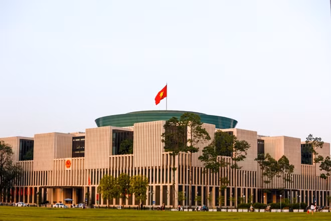 Sau 64 năm từ khi các đoàn quân tiến vào tiếp quản Thủ đô, Hà Nội nay đã và đang vươn mình trở thành một thành phố hiện đại bậc nhất khu vực và xứng đáng là trái tim của cả nước. Trong ảnh là Nhà Quốc hội được xây dựng trên nền Nhà Quốc hội cũ (đường Độc Lập, quận Ba Đình), khởi công tháng 10-2009 và sẽ được sử dụng ngay trong kỳ họp Quốc hội cuối tháng 10-2014.