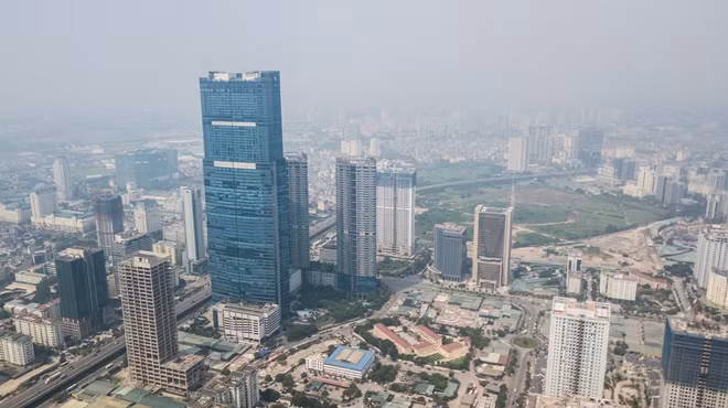Một góc quận Cầu Giấy và Nam Từ Liêm nhìn từ trên cao. Khu vực này nổi bật bởi toà nhà Keangnam cao 72 tầng, từng là toà nhà cao nhất Việt Nam trong 8 năm (2010-2018).