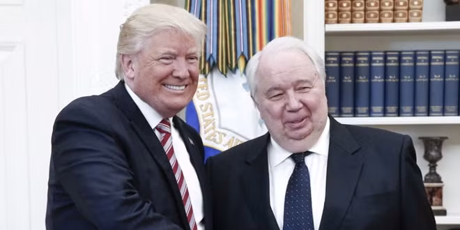 Tổng thống Mỹ Donald Trump và Đại sứ Nga Sergei Kislyak. Ảnh: TASS