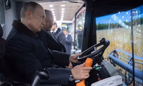 Tổng thống Putin lái máy gặt khi tới thăm Rostselmash. Ảnh: RT Tổng thống Putin lái máy gặt khi tới thăm Rostselmash. Ảnh: RT