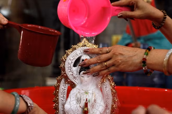 Người Indonesia gốc Hoa tắm tượng tại chùa Amurva Bhumi, Jakarta, Indonesia. Ảnh: Reuters