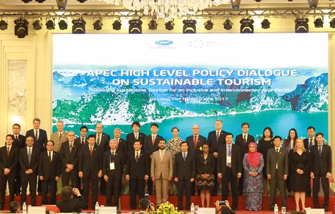 Các đại biểu chụp ảnh lưu niệm trong phiên khai mạc.