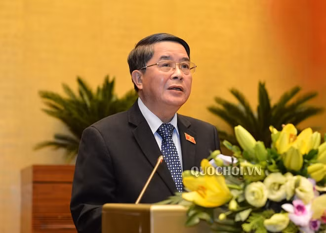 Chủ nhiệm Ủy ban Tài chính – Ngân sách Nguyễn Đức Hải trình bày báo cáo.