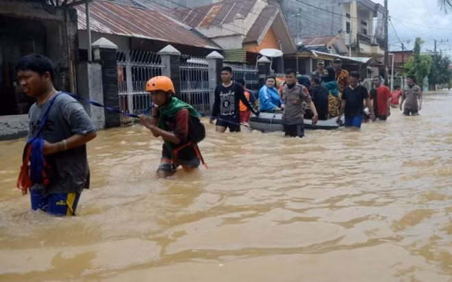 Người dân Sulawesi tiếp tục hứng thiên tai trong những ngày đầu năm 2019. Ảnh: Reuters Người dân Sulawesi tiếp tục hứng thiên tai trong những ngày đầu năm 2019. Ảnh: Reuters
