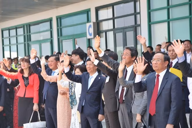 Đúng 12h15, chuyên cơ mang số hiệu 20-1102 của Nhà vua và Hoàng hậu Nhật Bản cất cánh sang thăm Thái Lan trước khi trở về Nhật Bản. Ảnh: Zing Đúng 12h15, chuyên cơ mang số hiệu 20-1102 của Nhà vua và Hoàng hậu Nhật Bản cất cánh sang thăm Thái Lan trước khi trở về Nhật Bản. Ảnh: Zing