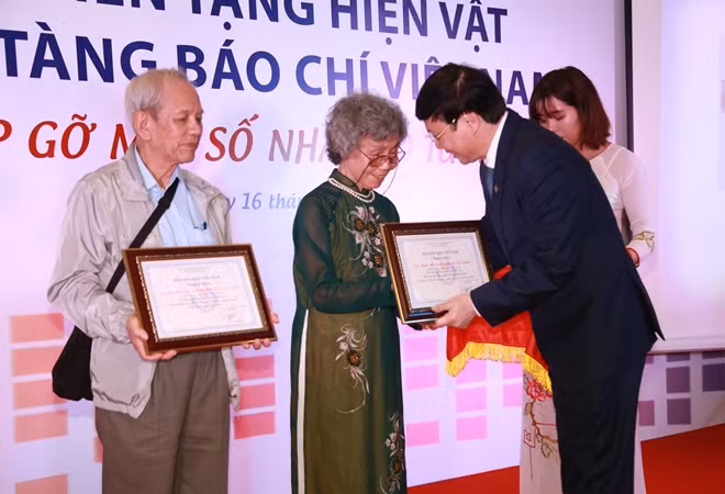 Đại diện Hội Nhà báo Việt Nam trao chứng nhận cho các nhà báo, thân nhân cố nhà báo hiến tặng hiện vật cho Bảo tàng Báo chí Việt Nam.