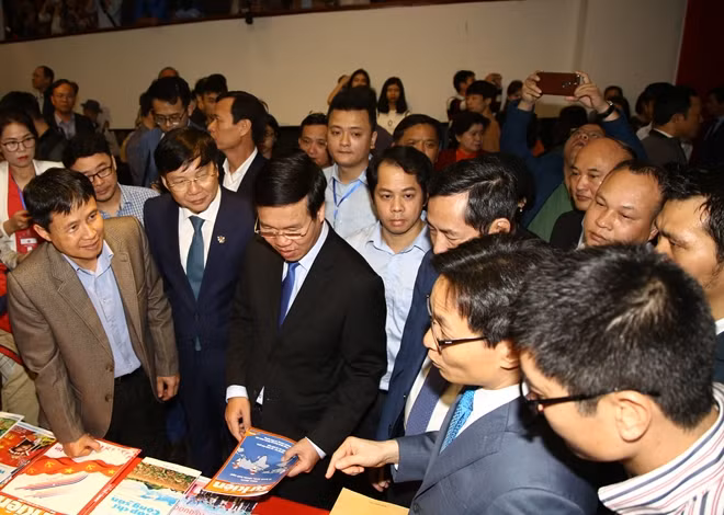 Các đồng chí lãnh đạo Đảng, Nhà nước thăm quan các gian trưng bày tại Hội báo.