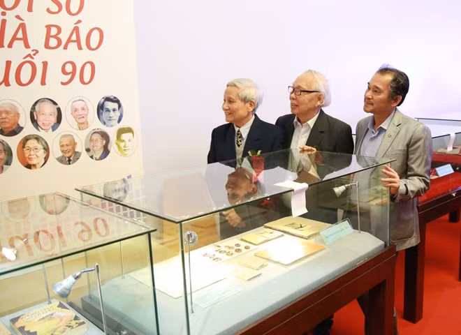 Các nhà báo lão thành nhìn lại những hiện vật quý giá được hiến tặng cho Bảo tàng Báo chí Việt Nam.