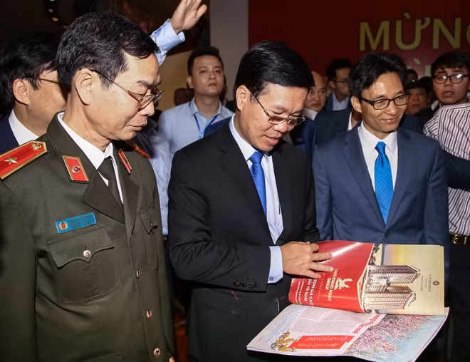 Thiếu tướng Phạm Văn Miên, Tổng Biên tập Báo CAND giới thiệu ấn phẩm của Báo tới các đồng chí lãnh đạo Đảng, Nhà nước.