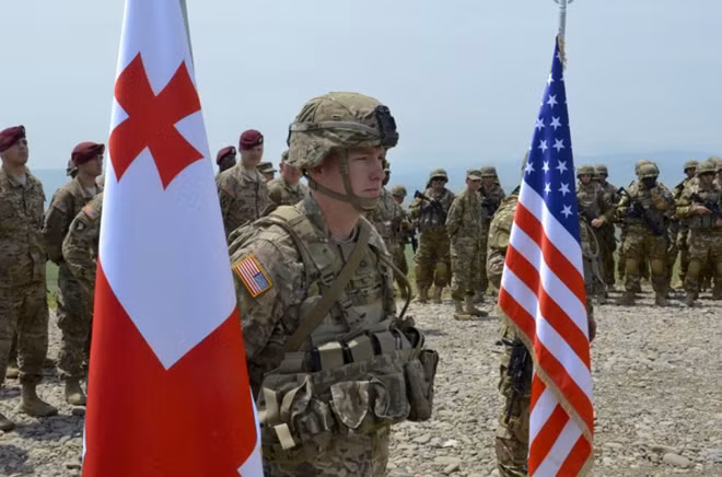 Cờ Gruzia và cờ Mỹ trong một cuộc tập trận quân sự chung giữa Gruzia và các nước NATO. Ảnh: Reuters